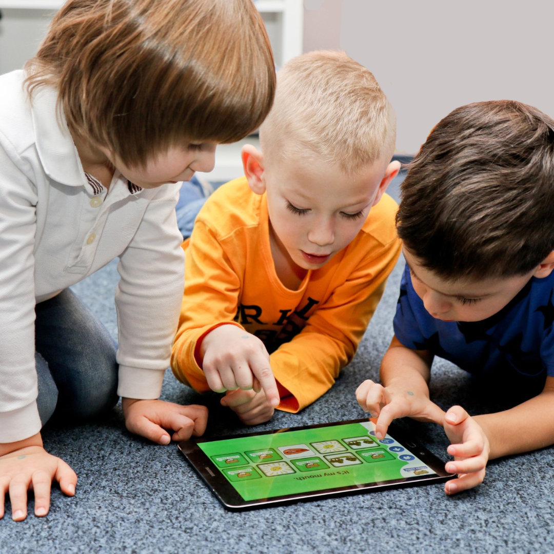 Deti sa hrajú s aplikáciou Playground na tablete